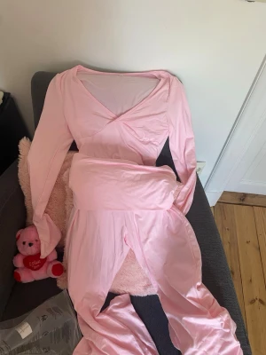 Ljusrosa långärmad sett  - Mysig ljusrosa långärmad sett tunt material som är skön mot huden perfekt för ha något skönt på sig 
