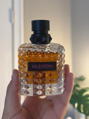 Valentino parfym 100ml - Perfekt för dig som gillar lyxiga och trendiga dofter. Luktar super gott och har bara använts fåtal gånger men används ej längre.