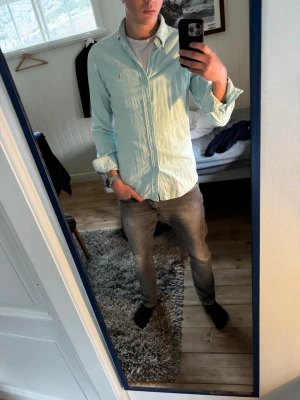 Ralph Lauren Skjorta  - Snygg turkose Ralph Lauren skjorta | Kanon skick | Modellen på bilden är 182 och väger 70 kg | P085
