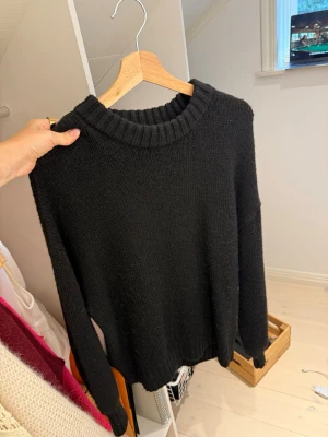 Svart stickad tröja🖤 - Från nakd knappt använd!! strlk S