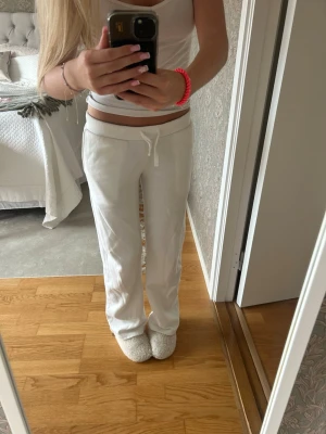 Vita low waist mjukisbyxor - säljer ett par vita low waist mjukis byxor från lager 157 i storlek S! supersköna och supersnygga, med fickor därframme💕är 164cm lång och byxorna är i perfekt längd! säljer pga kommer inte till användning 💗köpte för 300kr