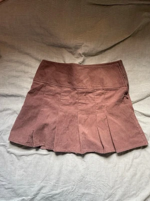 Manchesterkjol, prislapp kvar! - Denna bruna manchesterkjol är helt oanvänd och dessutom med sin prislapp kvar! Köpt från H&M