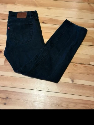 Svarta Levis 501 - Snygga Levis 501or. Varsamt använda men en superliten vit färg prick längst nere på benet, därav priset. Hör av dig vid frågor eller fler bilder🙌🏼