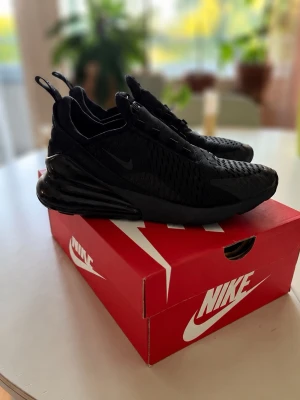 Nike Air Max 270 helsvarta sneakers - Nike Air Max 270 i hel svart. Storlek 39, änväda få gånger och skokartongen finns även med.