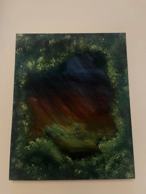 Abstrakt tavla i mörka färger - Unik abstrakt tavla med djupa gröna, svarta och röda toner. Målningen har en mystisk känsla med mjuka övergångar mellan färgerna och en diffus, nästan glödande ram runt motivet. Perfekt för dig som vill ha något konstnärligt och annorlunda på väggen. Egen hantverk.