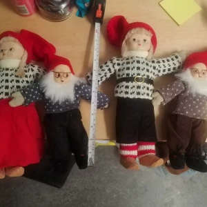 Fyra juliga tomtedockor - Säljer fyra handgjorda tomtedockor med stickade tröjor i svartvitt och grått, röda luvor och olika byxor och kjol. Dockorna har detaljer som bälten, glasögon och skägg. Perfekta som dekoration till julen eller att ge bort som present.