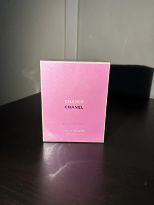 Chanel Chance Eau Tendre EdT 100ml - Chanel Chance Eau Tendre Eau de Toilette i en snygg rosa kartong. Doften är fräsch och feminin, perfekt för dig som gillar blommiga och fruktiga toner. Flaskan rymmer 100 ml och kommer i en elegant förpackning som känns lyxig och modern.