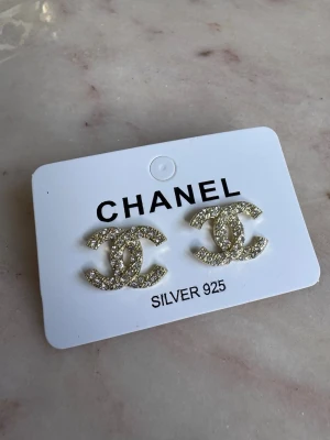 CC guld örhängen  - Jättefina örhängen helt nya från förpackningen! Material i Sterling silver 925 rostfria ✨ Skickas inslaget i en liten presentpåse 🎁  Erbjuder snabb leverans postar inom 24 timmar