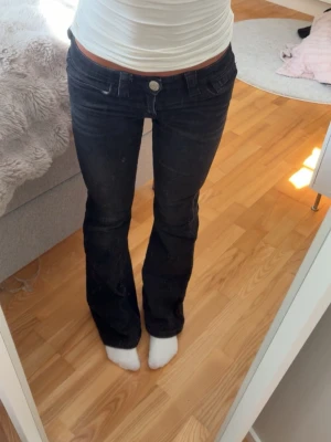 Svarta jeans från Gina  - Säljer ett par jättefina svarta Lågmidjade jeans från Gina 14+! Jättefint skick men någon sten saknas på fickorna!💕 