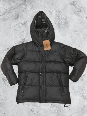 Burberry jacka - Jackan är i storlek XXL helt ny den kan gå från jacka till väst med dragkedjorna i armarna den är varm och skön och jätte fin.