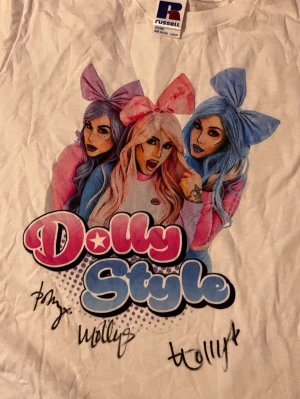 Dolly Style tröja Signerad  - En gammal signerad Dolly Style från ”Bye Bye bby boo” serien. Storlek 152. 
