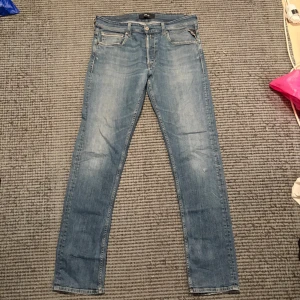 Replay Anbass - Feta Replay Anbass jeans i en fin lite ljusare blå färg! De är knappast använda men lappen som visar att det är modellen Anbass har gått av… de har även några fina slitningar vid fickorna som ger de en fin detalj! Storlek W34L34! har ni några frågor är det bara att skicka ett PM!