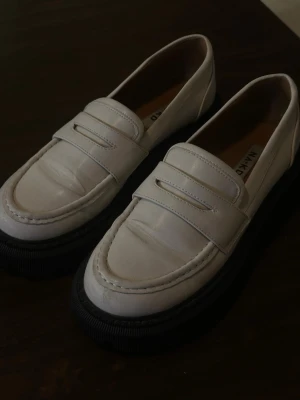 Chunky loafers NAKD skor - Ett par vita chunky loafers från nakd i storlek 37. Säljes då de är något för små för mig. Nypris är 590kr