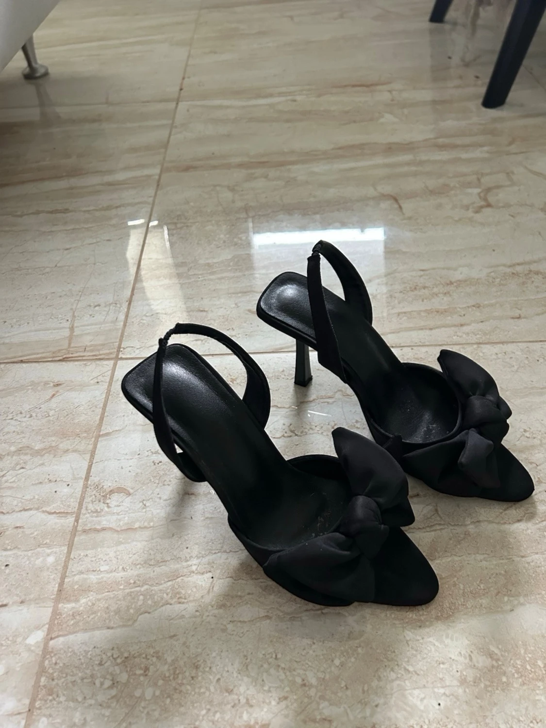 Svarta pumps med rosett, storlek 38