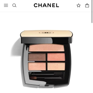 Chanel ögonskuggspalett nude/peach - Lyxig ögonskuggspalett från Chanel med fem skimrande nyanser i nude, persika, brons och champagne. Endast testad en gång. Pris på hemsidan är 875 kr 🩷