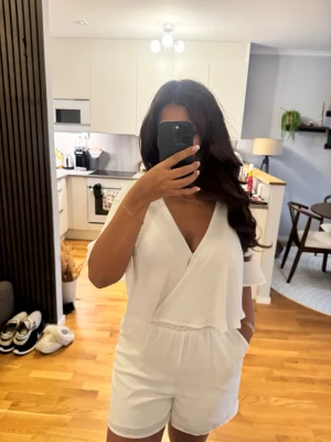 Ny Gina tricot playsuit shorts klänning 36 - Helt Ny endast testad! Stl 36 från Gina tricot ✨.       En playsuit alltså shortsklänning 