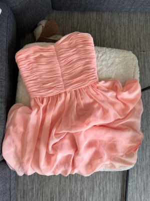 Korall färgad klänning  - Super söt och somrig klänning i en trendig korall färg💕💞säljer då den inte passar mig tyvärr, bra skick! Skriv för fler bilder, band finns till 