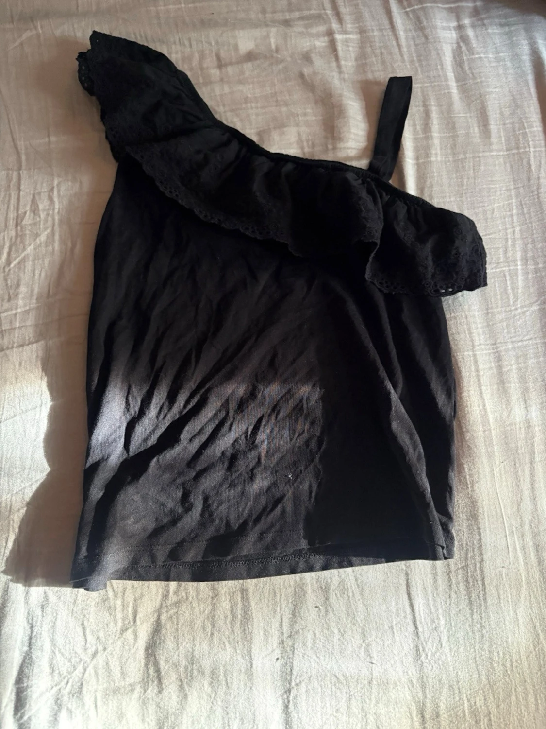 Svart oneshoulder topp med volang - 1