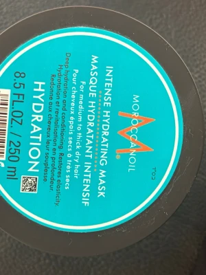Moroccanoil Intense Hydrating Mask - Intensivt återfuktande hårinpackning från Moroccanoil i en turkos plastburk på 250 ml. Använd ca 3-4 gånger 