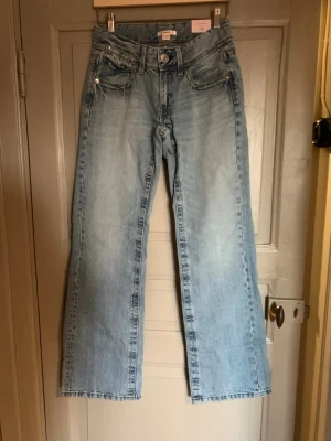 Y miss low jeans Gina Tricot - Nya med prislappen kvar, slutsålda på hemsidan. Y miss low jeans stl 170. Nypris 400kr