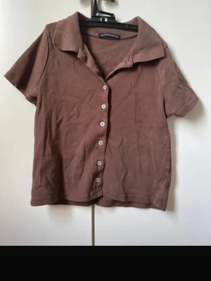 Topp från Brandy Melville  - Söt tröja från Brandy Melville! Sparsamt använd, skulle säga att den är i storlek xxs-xs. Pris kan diskuteras 🤍