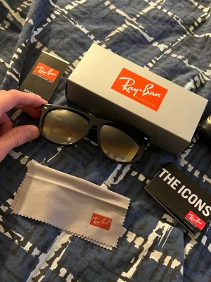 Rayban Boyfriend  - Rayban Boyfriends. Fint skick, inget fel. Allt på bilderna ingår. Fraktar endast via Instabox. Skriv om minsta lilla fundering! 