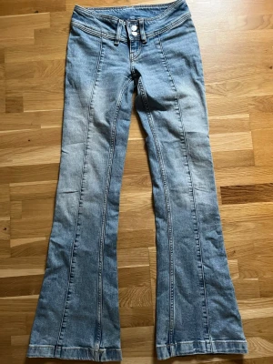 Jeans från Monki - Ett par ljusblå jeans från Monki, storlek 24!!💕 lite slitet nedtill då dom släpat lite i makten men annars inga skador