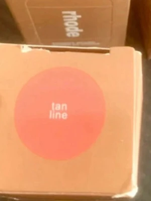 Rhode Pocket Blush Tan Line - Rhode Pocket Blush i nyansen Tan Line är ett rouge i en varm, solkysst ton. Förpackningen är kompakt och smidig att ta med i väskan. Perfekt för att ge kinderna en naturlig glow och fräsch färg. Enkel att applicera och passar till många olika looks.