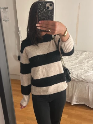 randig tjock tröja - Säljer en mysig stickad tröja från Gina tricot. Den sticks inte och är luftig samtidigt som den är varm. Stl 146/152, men passar xs/s. Nyskick