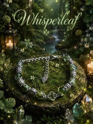Whisperleaf 🌿 Armband - Unikt armband med gröna och genomskinliga glaspärlor 8 mm, dekorerat med detaljerade silverfärgade mellandelar och en fyrklöverformad detalj i mitten. Justerbar kedja med dekorativ berlock. Perfekt för dig som gillar naturinspirerad stil.