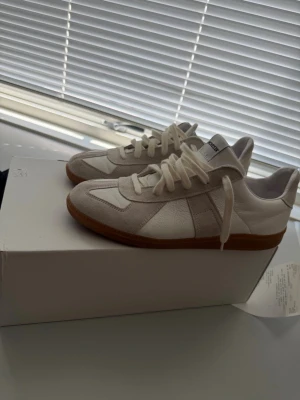 Novesta german army trainer - Liknelse till margielas men märket Novesta på Vallgatan 12! Använda 1 gång då de är för små och öppet köp var bara 3 dagar!