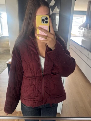 ZARA Höstjacka  - Zara höst jacka i vinröd färg. Jackan är i fint använt skick. Lite av fyllningen tittar fram på några ställen, vilket är vanligt efter användning.😊 Det är inte mycket och syns knappt när jackan är på (se bild). Storlek: M men passar både S och M💗