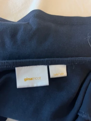 Marinblå t-shirt med utungad rygg! - Jag säljer enmarknblå tröja med urringad rygg! använd fåtal gånger!