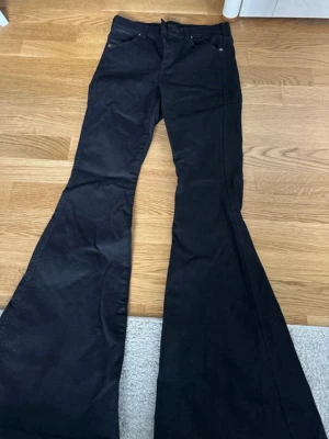 Svarta utsvängda jeans - .