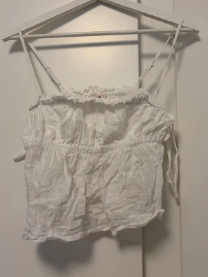 Topp  - Så fin topp med knytdetaljer i ett linne liknande material. Behövs strykas innan användning🤍