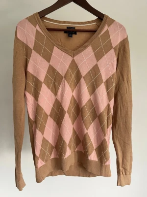 Tommy Hilfiger finstickad V-ringad tröja - Tommy Hilfiger finstickad V-ringad tröja  Storlek: L Passform: Regular fit Krage: V-ringad (V-neck) Material: 100% Prima Cotton Skick: Tröjan är i ett väldigt fint skick utan defekter  Nypris cirka: 1 000 kr