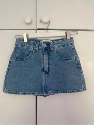 Kjol med inbyggda shorta - Kjol från stradivarius med inbyggda shorts, köpte på Vinted men passade inte.