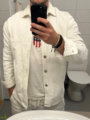 Vit overshirt  - Säljer en vit overshirt, vit / creme.