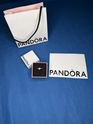 Pandora promise ring - Silver med rosa hjärta - Fick den av mitt ex innan han var otrogen mot mig, vill inte ha kvar den. Har använt den ett par gånger men det är inte märkbart. Storleken är 7.