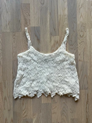 Zara Trafaluc topp – XS, vit - Mycket bra skick. Inga tecken på användning  Topp från Zara, storlek XS, vit Spets/crochet-topp med inre lager. Detaljerad spetsdesign, somrig stil.  Bomull, polyester Inga defekter