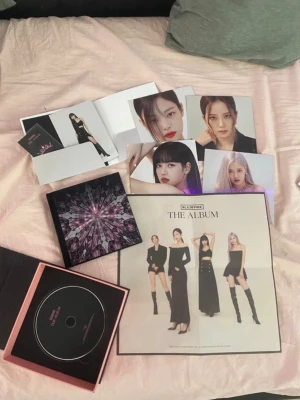 Blackpink album  - Super bra skick, allting medföljer i bilden och en mystery pc, ifall du vill se vilken pc det är kontakta bara!💖  #trinket #jellyfish #kpop #anime #keychain #swag #jujutsukaisen #shoujo #straykids #enhypen #aespa #lesserafim #cortis #blackpink #attackontitan #kiminitodoke #coquette #gyaru #strangerthings #alt #emo #scene #retro #japanese #chinese #alt #scene #emo #coquette #shopkins #decora #chic #sonnyangel #smiski #jellycat #labubu #sanrio #hellokitty #kuromi #vintage #pastelcore #crochet 