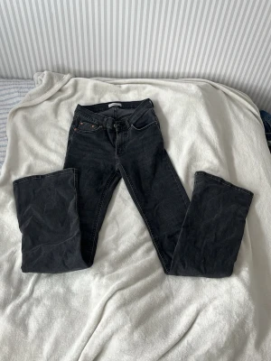 Svarta bootcut jeans - Säljer ett par svarta bootcut jeans som är mid waist. Perfekta för dig som vill ha en avslappnad men trendig stil. Innerbenslängd är Ca 83 cm