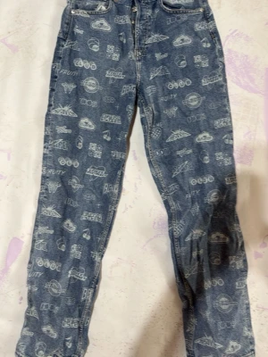 Blå jeans med tryck från H&M Divided - Blåa jeans byxor med tryck