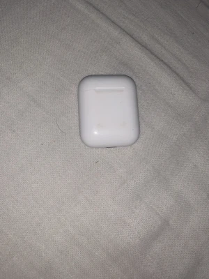AirPods  - Säljer ett par vita AirPods med fodral, har haft dom i några år så ljudet är väldigt dåligt på ens örat men på andra örat funkar de perfekt💕