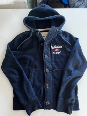 Hollister California surf hoodie cardigan tröja (sällsynt) - Riktigt snygg och eftertraktad Hollister California hoodie/cardigan tröja. fint skick inga fel storlek M kan ta mått vid behov. Endast 468kr ej hugget i sten kom gärna med frågor och prisförslag har även mycket mer liknande i min profil alla storlekar kolla gärna stor rabatt vid köp av flera 😁✌️