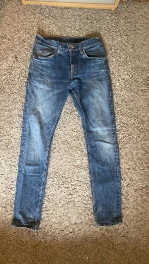 Tiger of sweden jeans slim fit - Säljer ett par äkta blå slim fit jeans med lätt wash från tiger of sweden  och klassisk femficksmodell. Jeansen är i storlek W28 L32. Priset kan diskuteras 😊