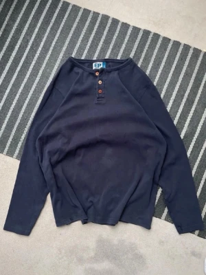 Vintage navy Henley shirt - En riktigt schysst ribbad Henley Storlek L Mått: bredd 52 cm, längd 65 cm Jättefint skick! Kan gå ner i pris vid snabb affär!