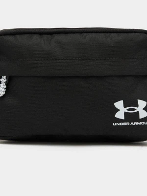 Svart midjeväska från Under Armour - Snygg svart midjeväska från Under Armour med vit logga framtill. Väskan har justerbart band med textdetaljer och dragkedja upptill. Tillverkad i slitstarkt tygmaterial och perfekt för att bära småsaker när du är på språng.