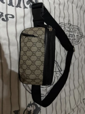 Beige Gucci axelremsväska - Använd ett tag men inget märkbart.
