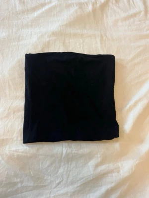 Svart tubtopp från H&M - En enkel svart tubtopp från H&M i mjukt material. Aldrig använd!